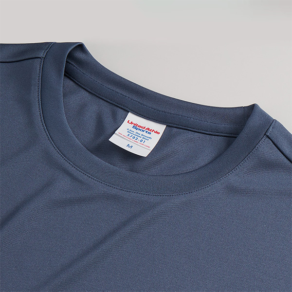 5703-01 4.4オンス ドライスムース リサイクルポリエステル スリーブ